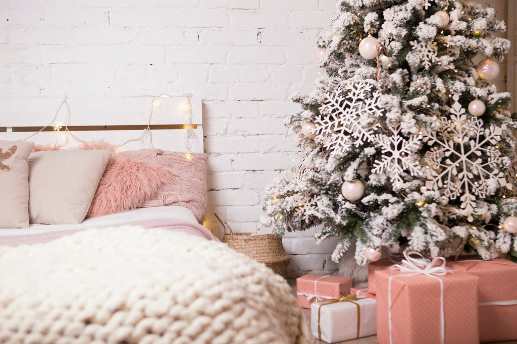 Christmas guest room inspiration with decorated tree, cozy sofa and festive décor